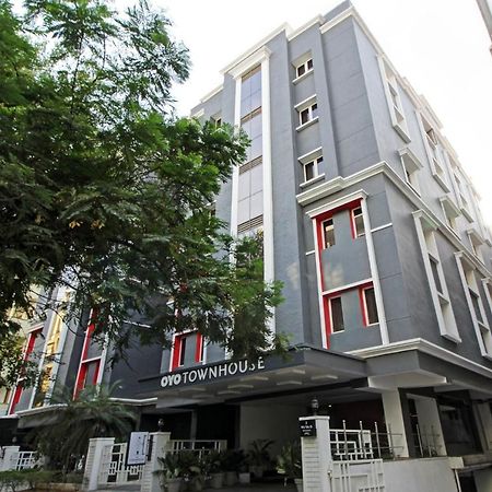 Oyo Townhouse 9 Hitech City ไฮเดอราบัด ภายนอก รูปภาพ