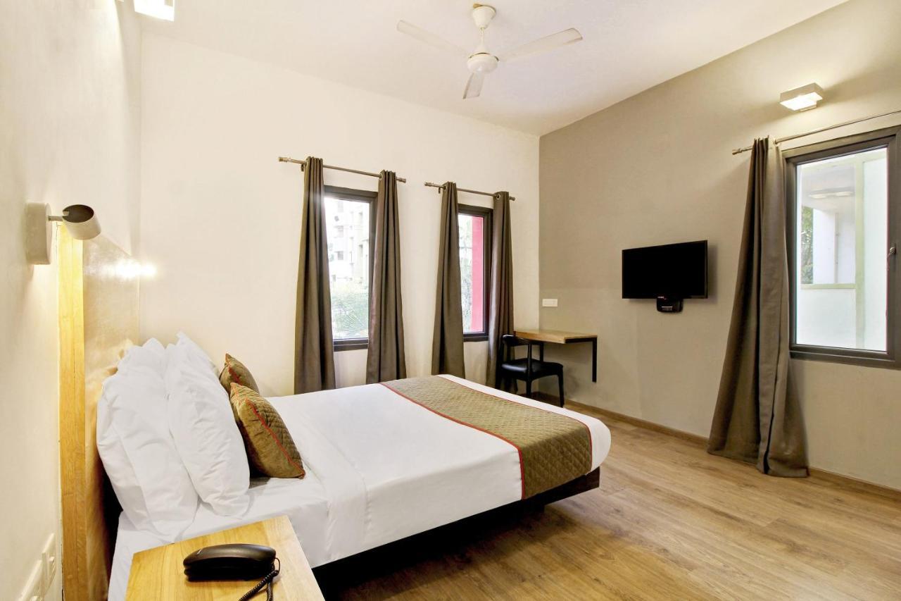 Oyo Townhouse 9 Hitech City ไฮเดอราบัด ภายนอก รูปภาพ