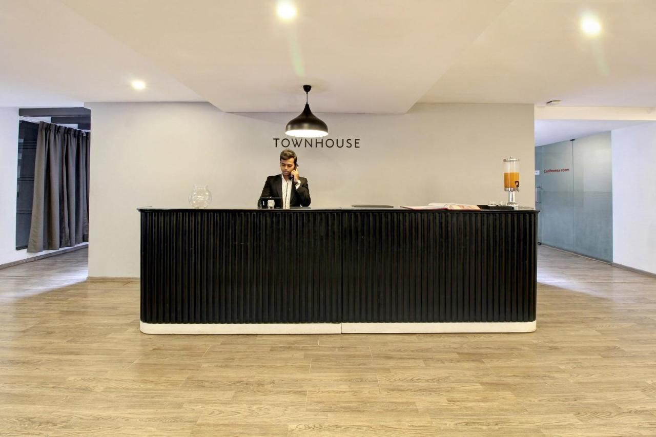 Oyo Townhouse 9 Hitech City ไฮเดอราบัด ภายนอก รูปภาพ